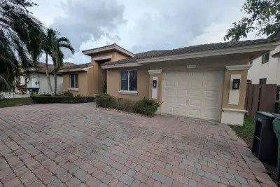 2924 SW 144th Pl, Miami: photo 1 of 17
