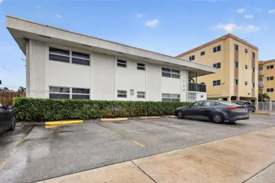 1740 Funston St #8, Hollywood: photo 1 of 20