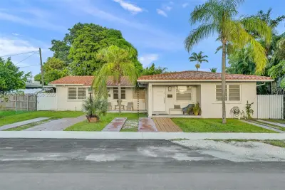 445 SW 36th Ave, Miami: photo 1 of 56