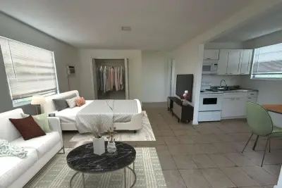 1853 NW 5th St #2, Miami: photo 1 of 7