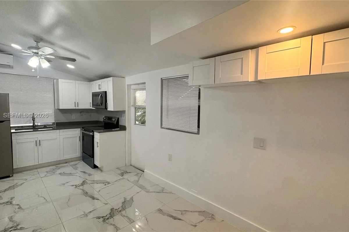 1905 Harding St #1, Hollywood: photo 1 of 12