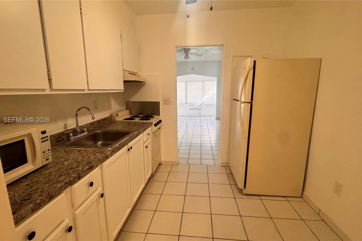 1905 Harding St #2, Hollywood: photo 1 of 10