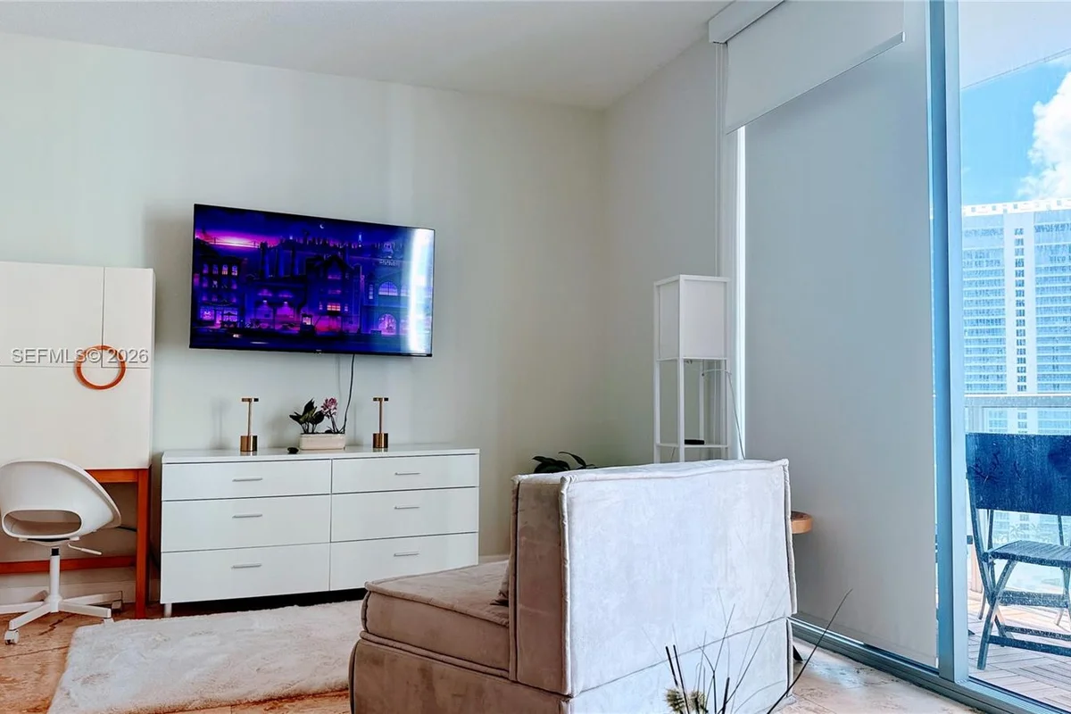 1060 Brickell Ave #2709, Miami: photo 1 of 9