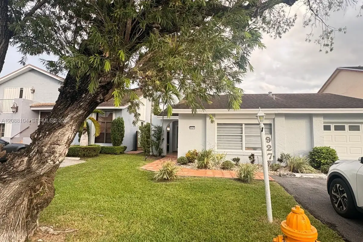 927 NW 106th Ave Cir, Miami: photo 1 of 13
