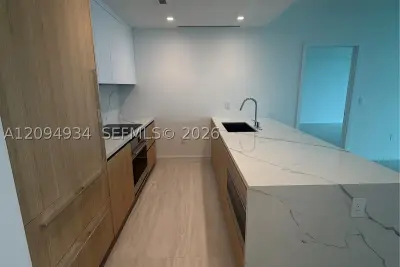 2411 Laguna Cir #2408, Miami: photo 1 of 37