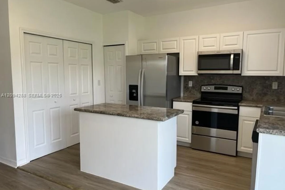 1543 SE 31st Ct, Homestead: photo 1 of 12