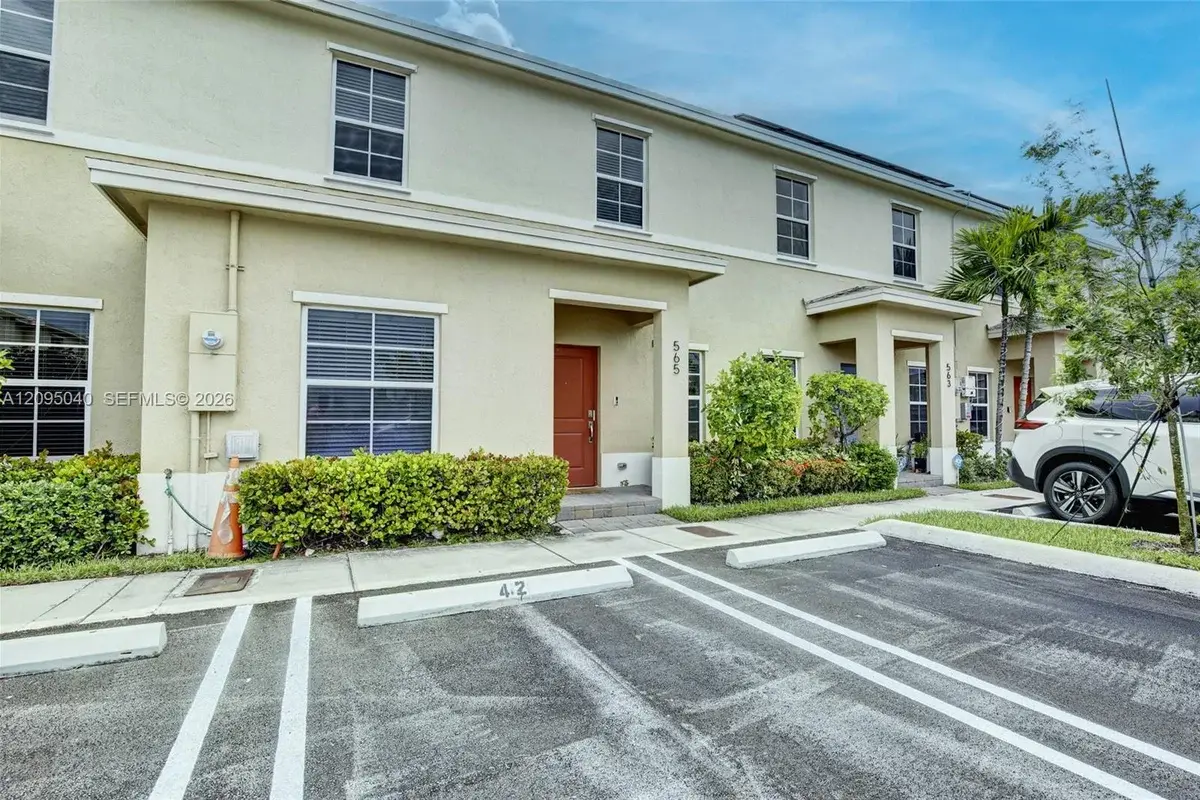 565 NE 5th Pl, Florida City: photo 1 of 50
