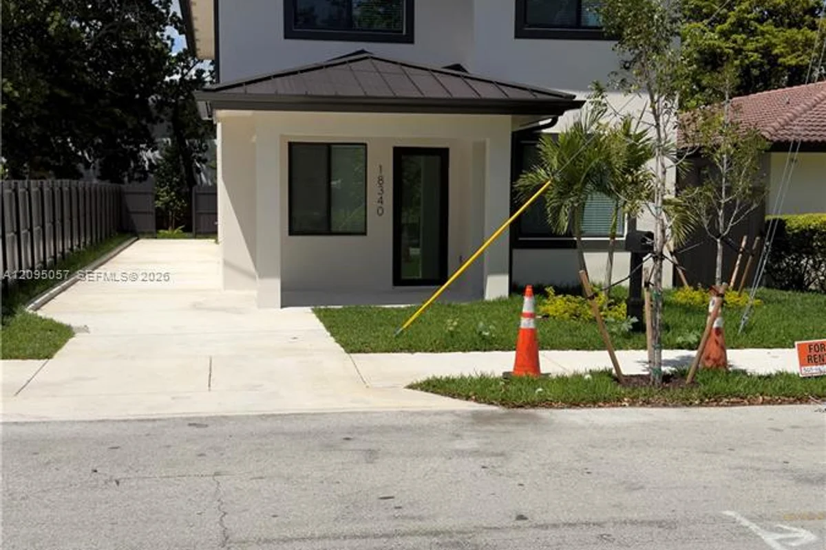 18340 SW 102 Pl, Miami: photo 1 of 23