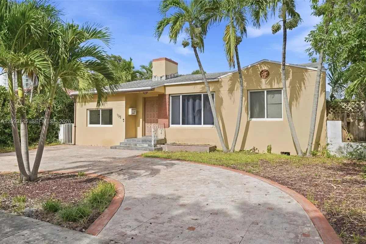135 SW 27th Rd, Miami: photo 1 of 35