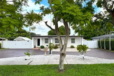 4531 SW 98th Ct, Miami: photo 1 of 25