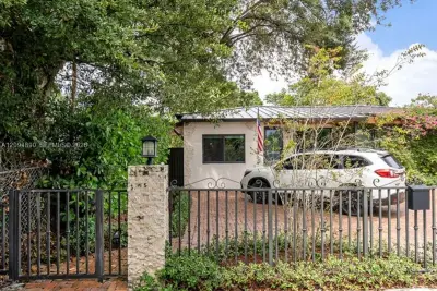6631 Tamiami Canal Rd, Miami: photo 1 of 10