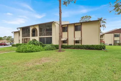 338 Knotty Pine Cir #D-1, Greenacres: photo 1 of 21