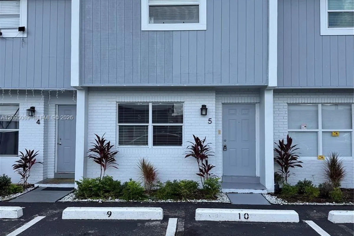 420 NE 18th Ave #5, Homestead: photo 1 of 12