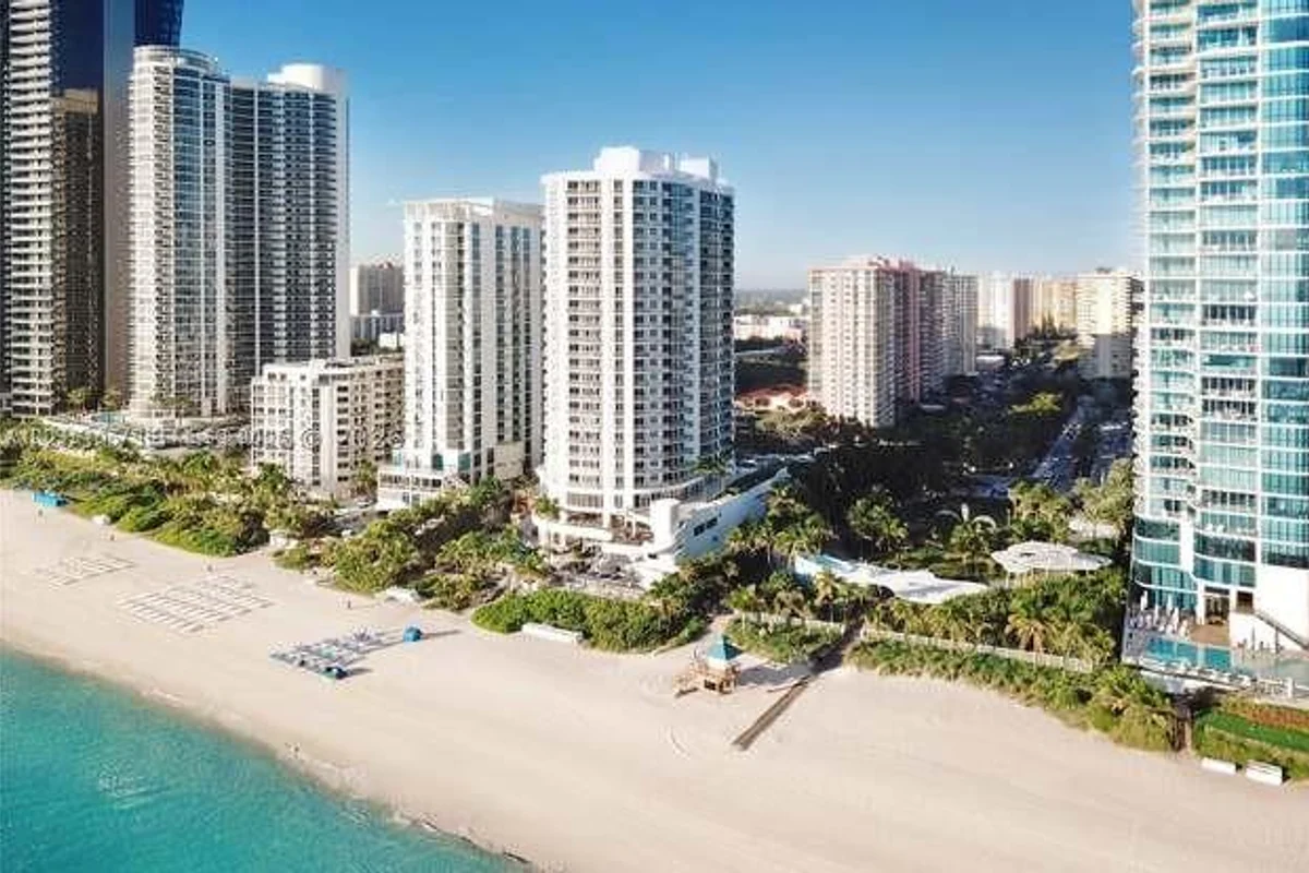 Condo in Sunny Isles Beach: photo 1 of 2
