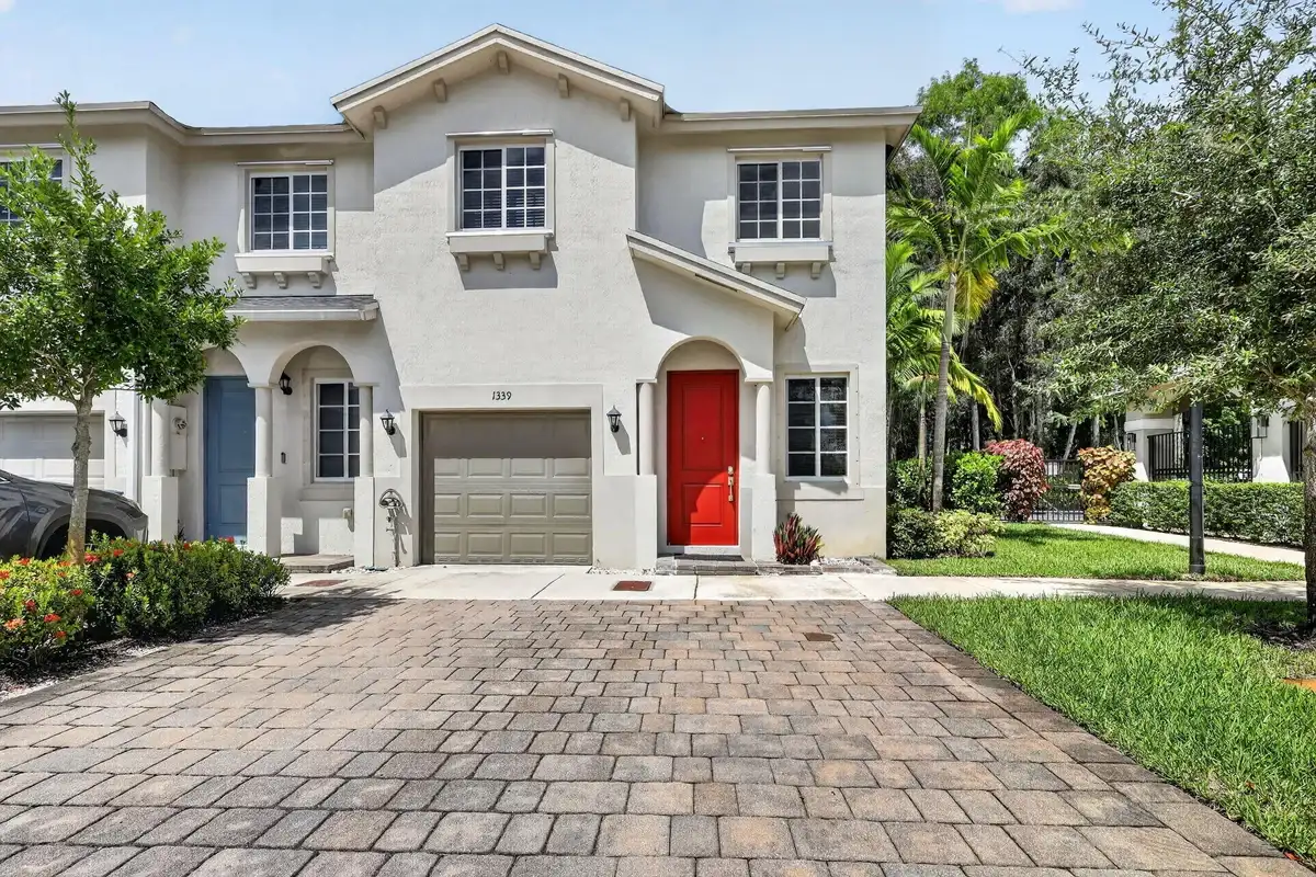 1339 NW 208th Ter, Miami Gardens: photo 1 of 26