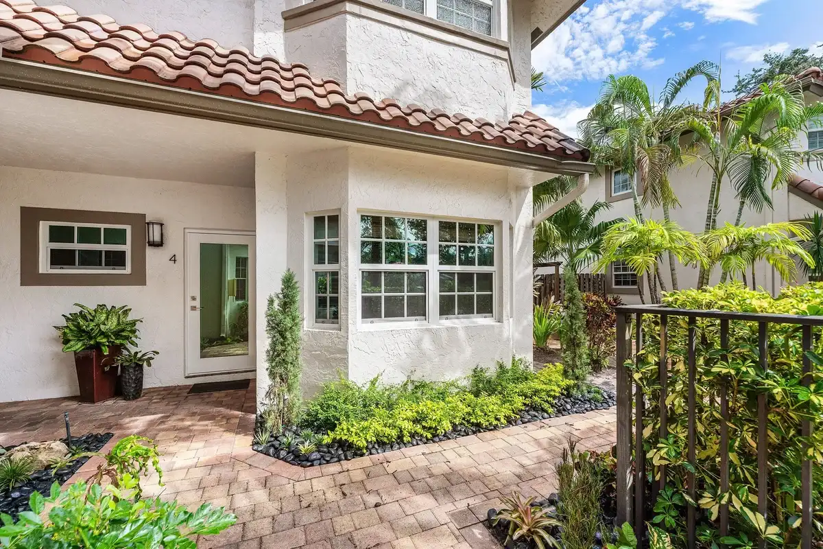620 NE 9th Ave #4, Fort Lauderdale: photo 1 of 43