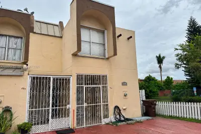 1103 W 39th Ter #20, Hialeah: photo 1 of 14