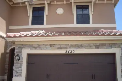 Townhouse in Parkland: photo 1 of 13