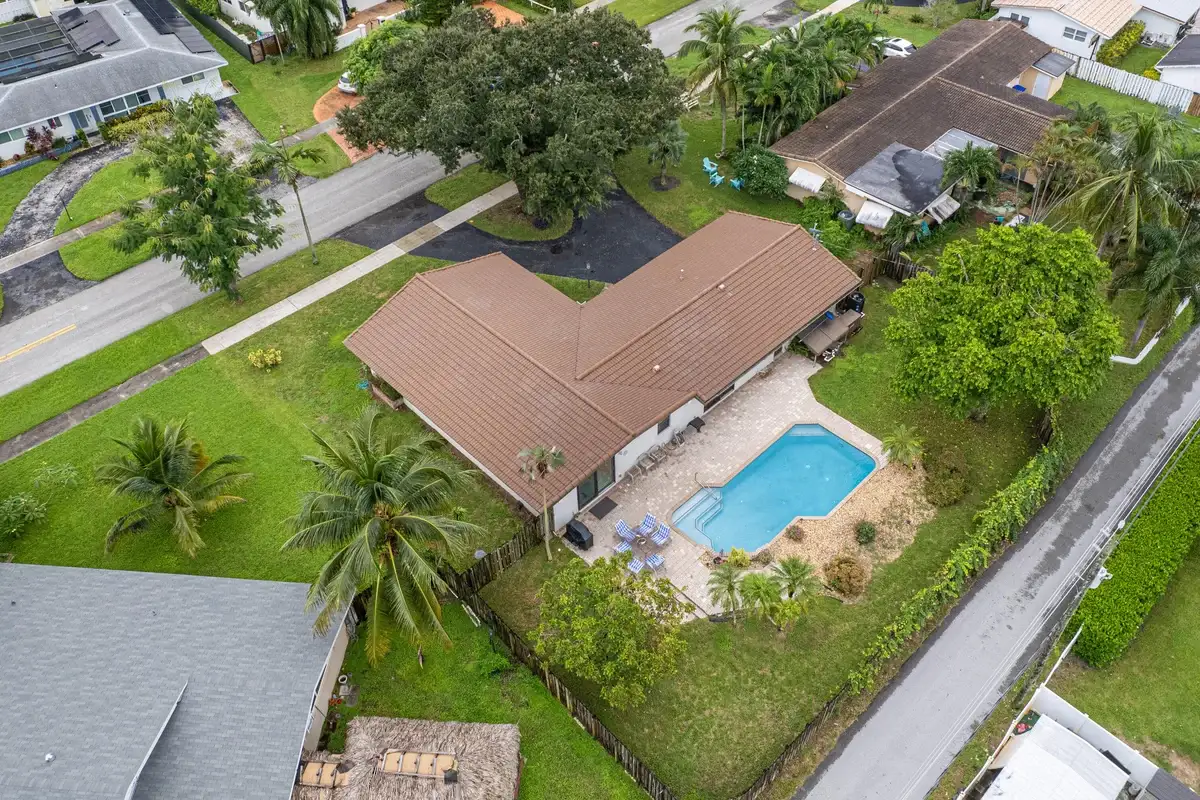 720 N Crescent Dr, Hollywood: photo 1 of 38