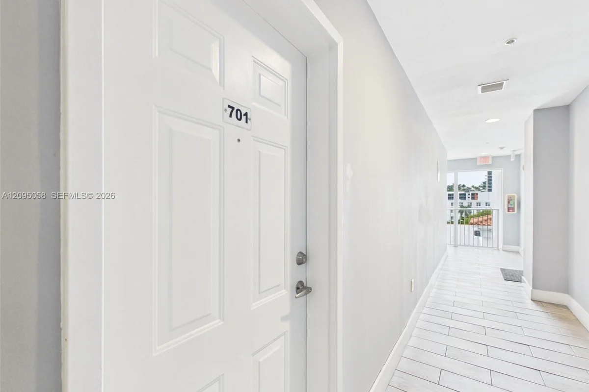 425 NE 30th St #701, Miami: photo 1 of 34