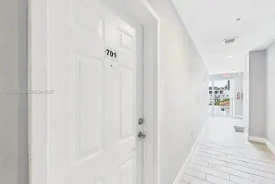 425 NE 30th St #701, Miami: photo 1 of 34