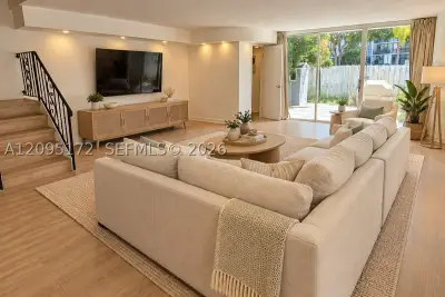 926 NE 27th Ave, Hallandale Beach: photo 1 of 30