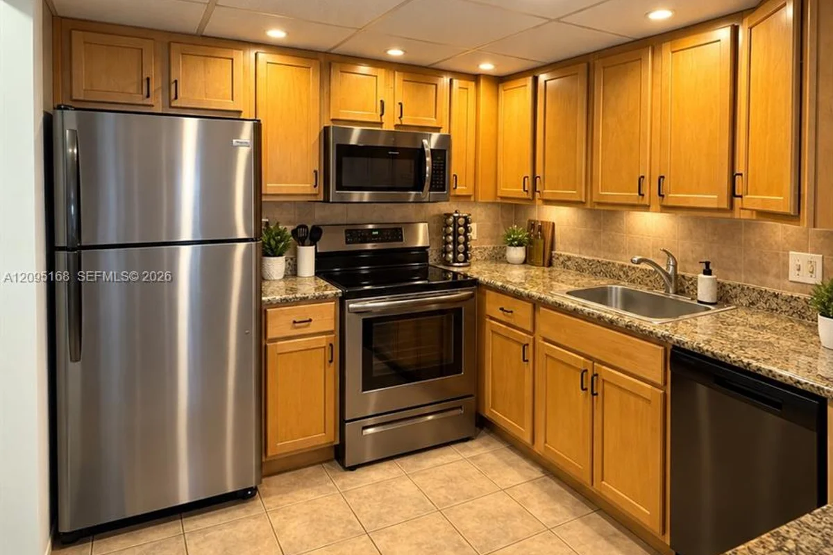 610 Tennis Club Dr #303, Fort Lauderdale: photo 1 of 18