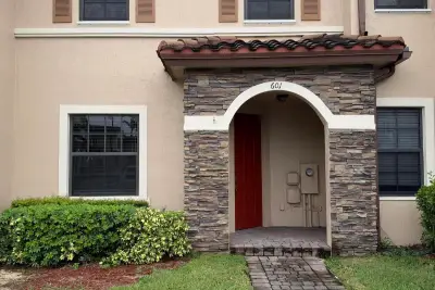 601 SE 32nd Ter, Homestead: photo 1 of 43