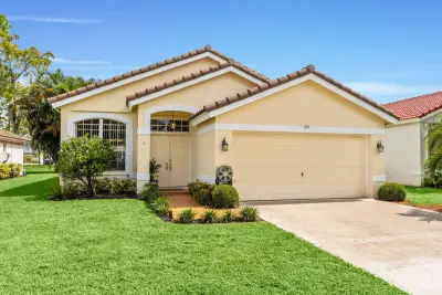 656 Lake Wellington Dr, Wellington: photo 1 of 39