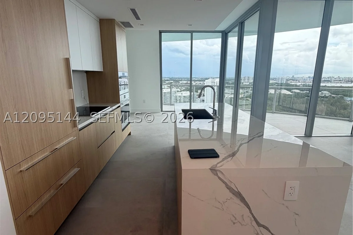2411 Laguna Cir #2911, North Miami: photo 1 of 40