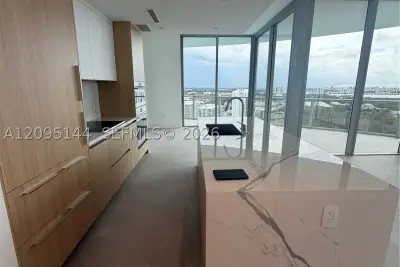 2411 Laguna Cir #2911, North Miami: photo 1 of 40