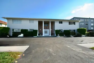1040 Crystal Lake Dr #1, Deerfield Beach: photo 1 of 21
