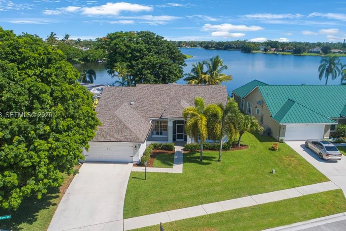 12911 Upper Cove Dr, Wellington: photo 1 of 37