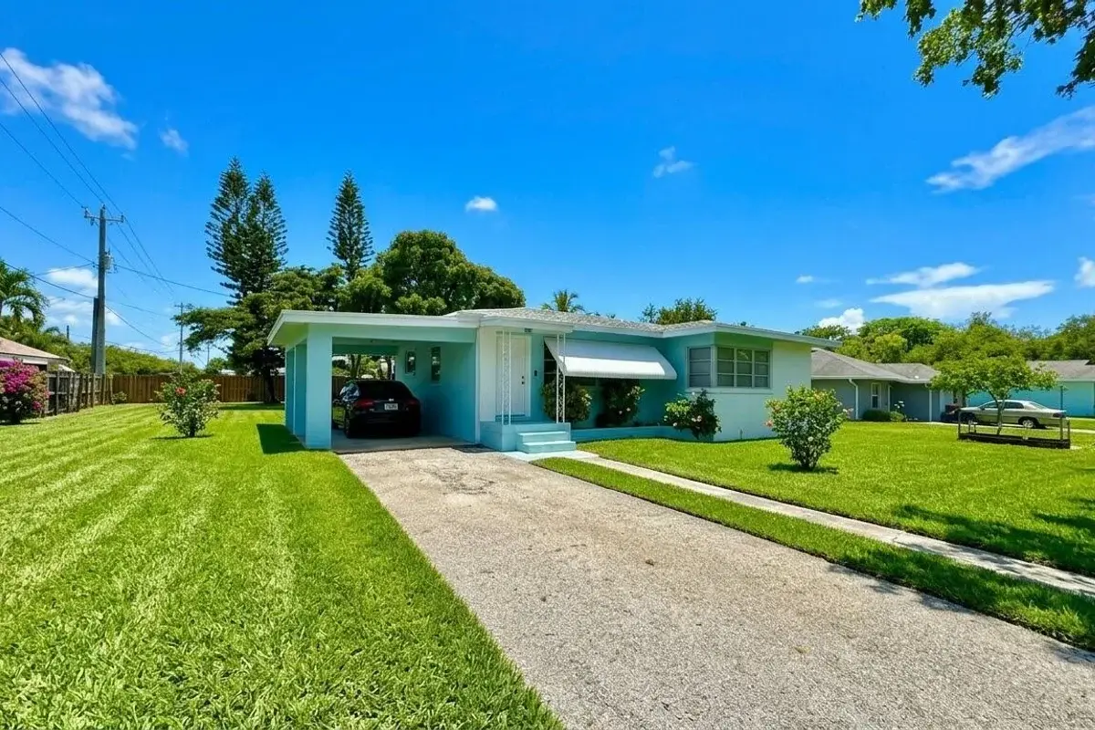 355 NW 8th Ave, Delray Beach: photo 1 of 14