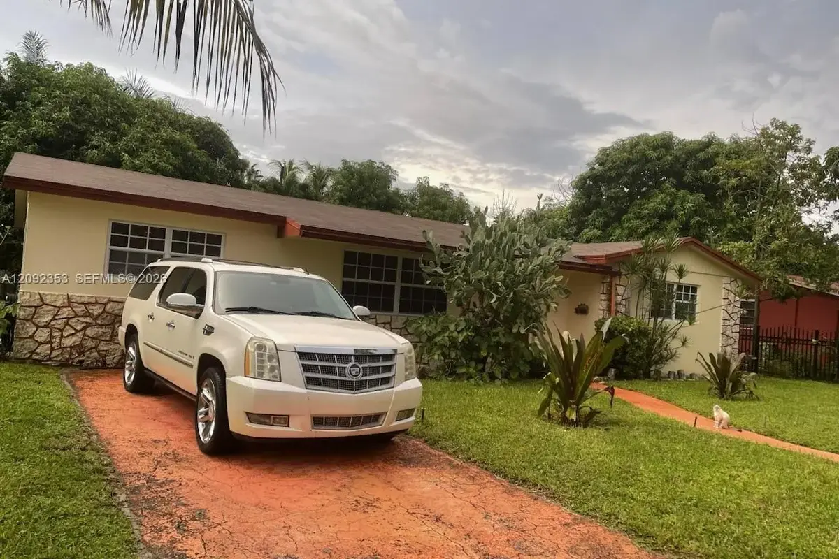 121 NE 173rd St, Miami: photo 1 of 2