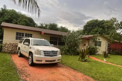 121 NE 173rd St, Miami: photo 1 of 2
