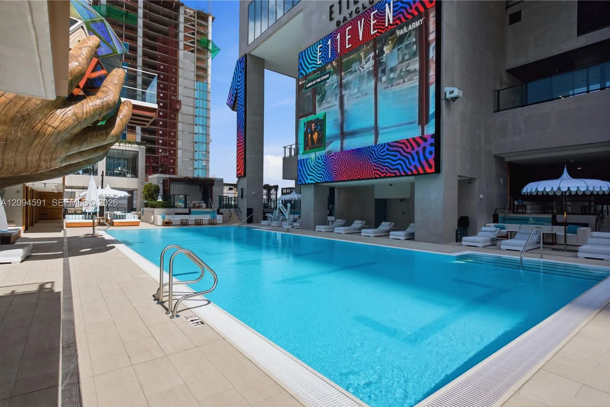 20 NE 11th St #3111, Miami: photo 1 of 25