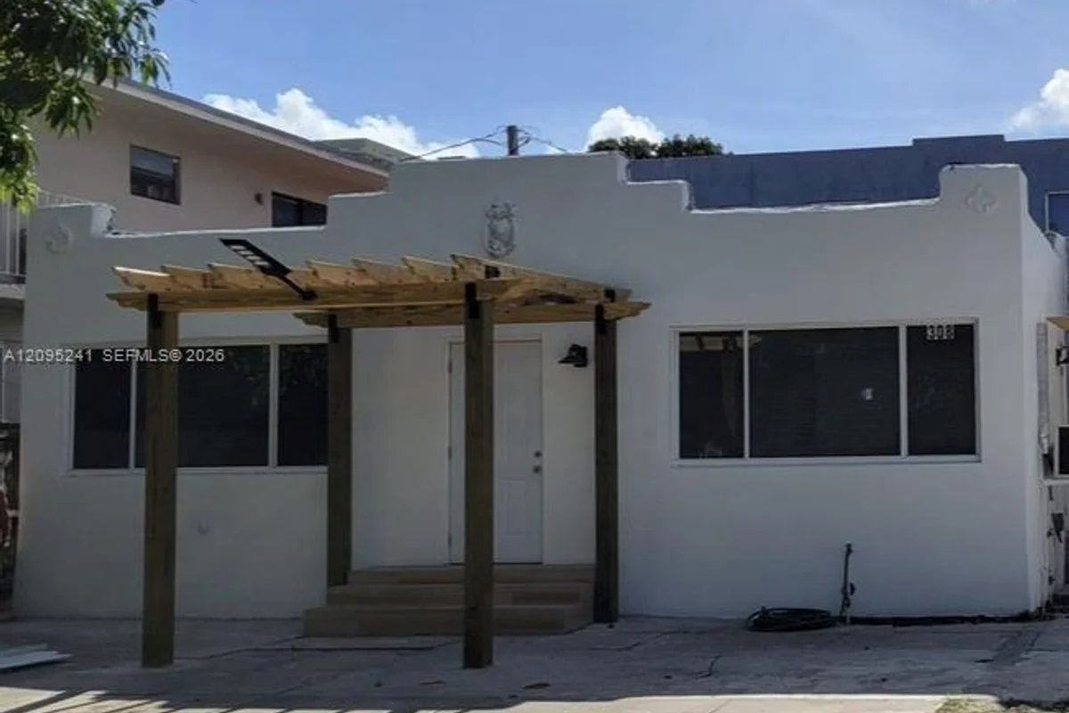 308 NW 11th Ave #A, Miami: photo 1 of 5