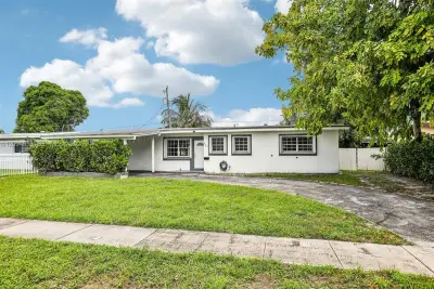 571 NE 172nd St, North Miami Beach: photo 1 of 33