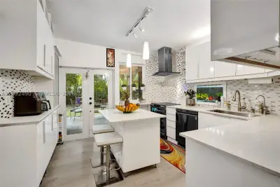860 NE 127th St, North Miami: photo 1 of 58