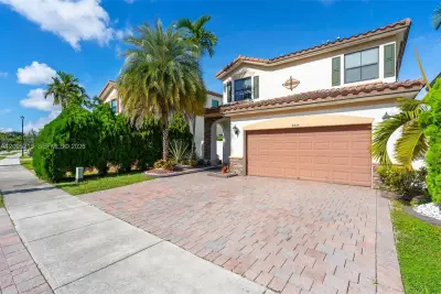 8818 W 33 Rd Ave, Hialeah: photo 1 of 10