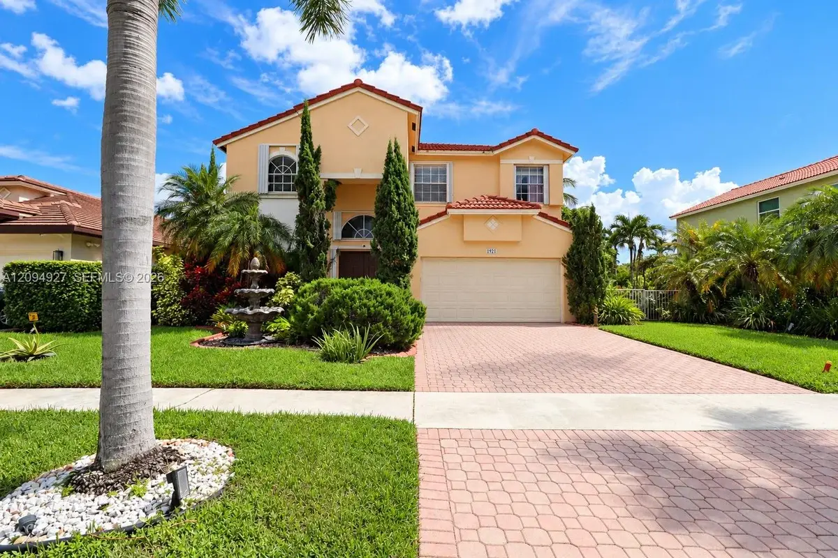 1021 NW 185th Ave, Pembroke Pines: photo 1 of 11