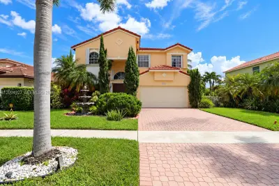 1021 NW 185th Ave, Pembroke Pines: photo 1 of 11