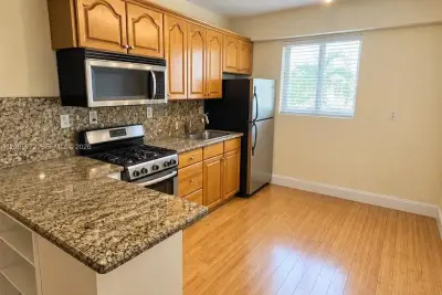 1014 Salzedo St #200, Coral Gables: photo 1 of 5
