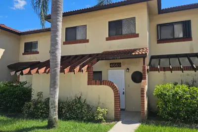 4669 NW 89th Ave, Sunrise: photo 1 of 13