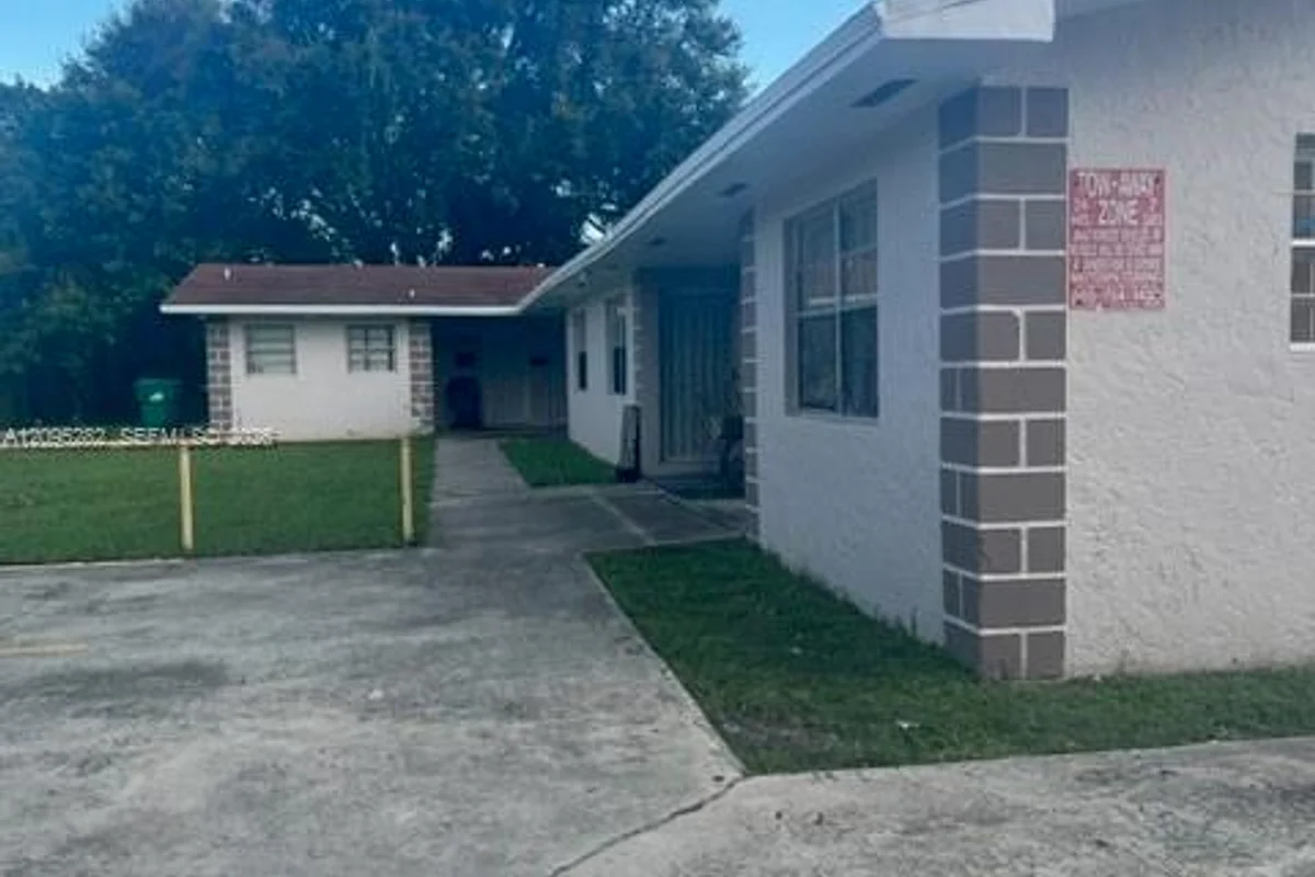2154 NW 61st St #2158, Miami: photo 1 of 15
