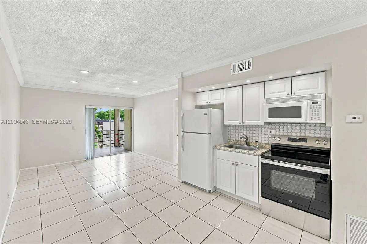 2700 Riverside Dr #302-B, Coral Springs: photo 1 of 34