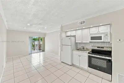 2700 Riverside Dr #302-B, Coral Springs: photo 1 of 34