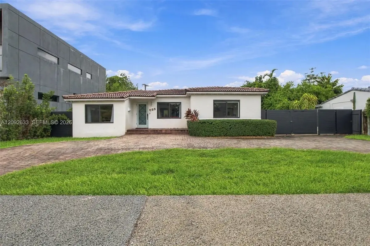565 East Dr, Miami Springs: photo 1 of 28