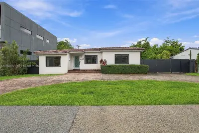 565 East Dr, Miami Springs: photo 1 of 28